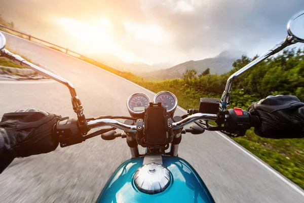 Motorista de moto andando em montanhas — Fotografia de Stock