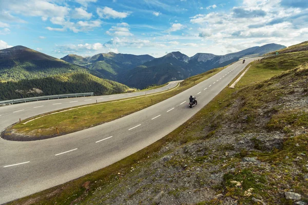 Pilote de moto dans un paysage alpin. — Photo