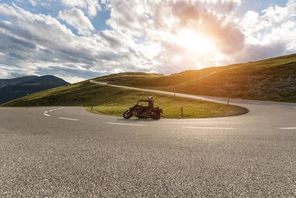 Motorcycle driver riding in Alpine landscape. — Stock Photo, Image