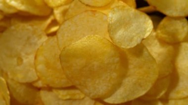 Siyah arka plan üzerinde uçan kızarmış patates cips süper yavaş hareket. Yüksek hızlı sinema kamera, 1000 fps filme.