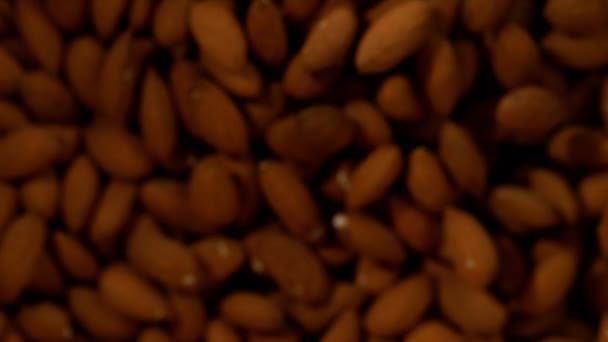 Super Pomalý Pohyb Létající Mandlové Ořechy Černém Pozadí Natáčeny Vysokorychlostní — Stock video