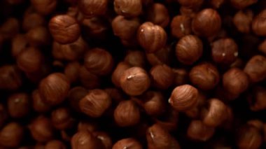 Siyah arka plan üzerinde uçan fındık Süper yavaş hareket. Yüksek hızlı sinema kamera, 1000 fps filme.