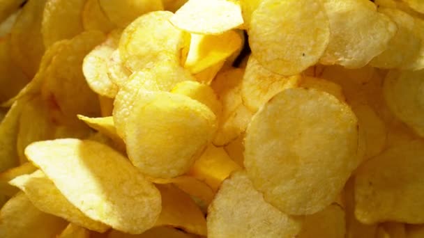 Super Slow Motion Van Vliegende Gebakken Aardappelen Chips Zwarte Achtergrond — Stockvideo