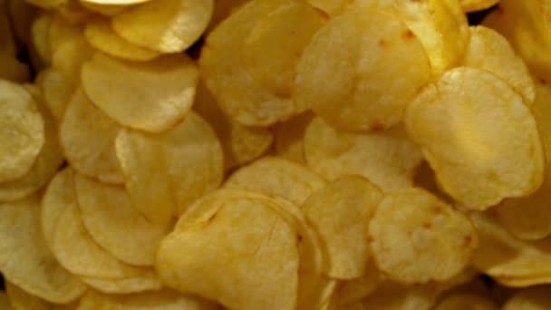 Super Slow Motion Van Vliegende Gebakken Aardappelen Chips Zwarte Achtergrond — Stockvideo