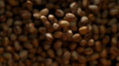 Siyah arka plan üzerinde uçan antep fıstığı Süper yavaş hareket. Yüksek hızlı sinema kamera, 1000 fps filme.