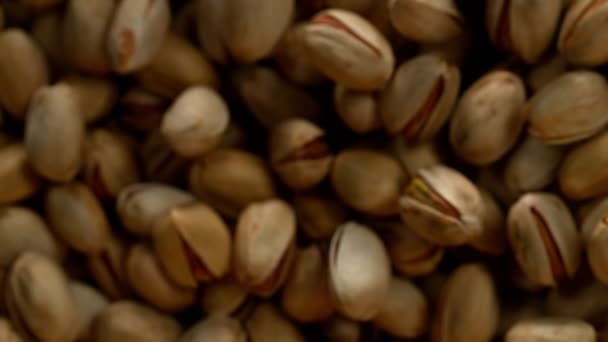 Super Pomalý Pohyb Létající Pistachio Ořechů Černém Pozadí Natáčeny Vysokorychlostní — Stock video