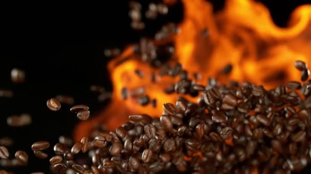 超级慢动作飞行咖啡豆与火焰 在高速影院相机上拍摄 1000 Fps — 图库视频影像