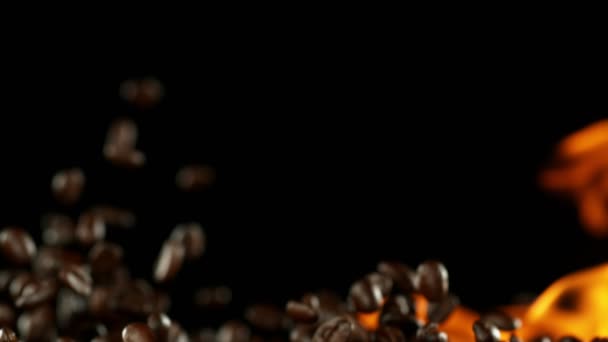 Super Slow Motion Chicchi Caffè Volanti Con Fiamme Girato Cinepresa — Video Stock