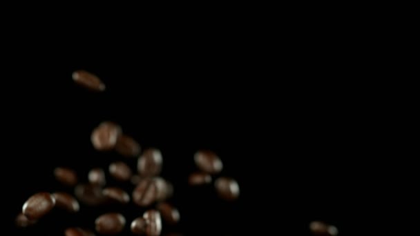 Super Slow Motion Chicchi Caffè Volanti Con Fiamme Girato Cinepresa — Video Stock