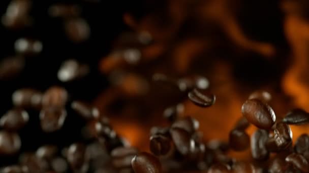 Super Slow Motion Chicchi Caffè Volanti Con Fiamme Girato Cinepresa — Video Stock