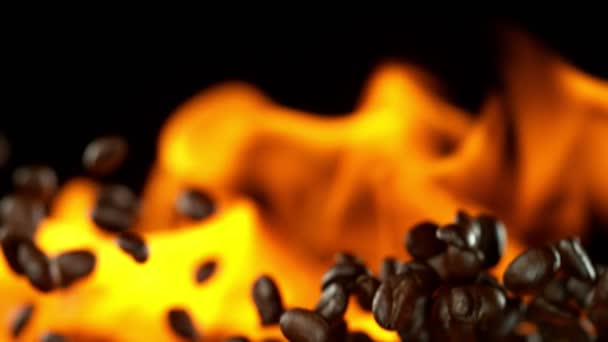 Super Slow Motion Chicchi Caffè Volanti Con Fiamme Girato Cinepresa — Video Stock