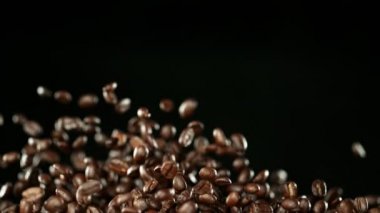 Uçan kahve çekirdeklerinin süper yavaş çekimi. Yüksek hızlı sinema kamerası, 1000 fps..
