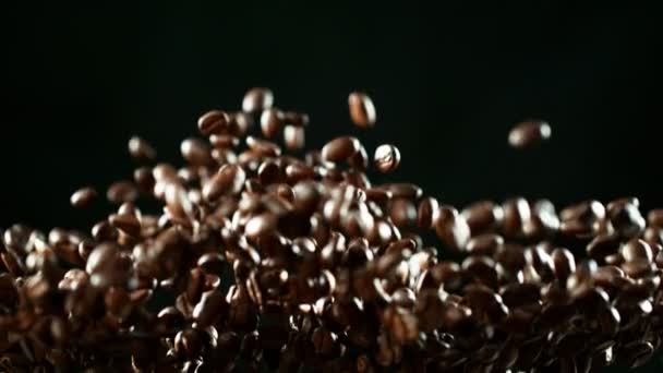 Super Slow Motion Chicchi Caffè Volanti Girato Cinepresa Alta Velocità — Video Stock