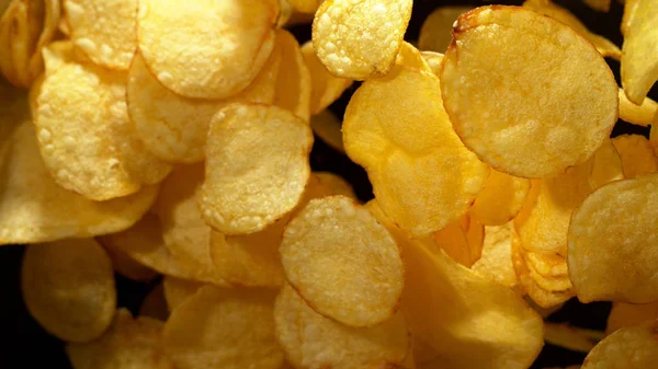 Картопля смажені чіпси в замороженому русі — стокове фото
