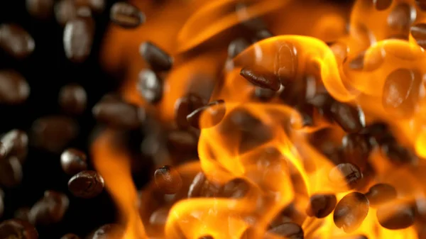 Chicchi di caffè tostato fresco con fiamme — Foto Stock