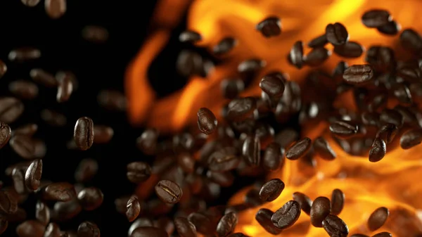 Granos de café tostados frescos con llamas — Foto de Stock