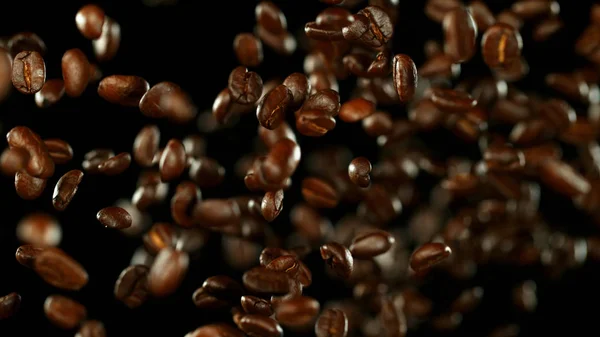 Färska rostade kaffebönor som flyger i luften — Stockfoto