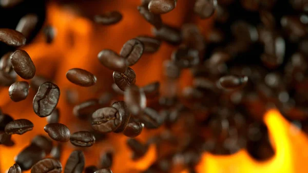 Grains de café frais torréfiés avec des flammes — Photo