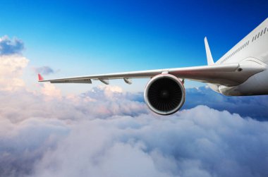 Yolcuların ticari uçak kanadı nın detayı