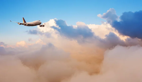 Avião comercial enorme acima das nuvens — Fotografia de Stock