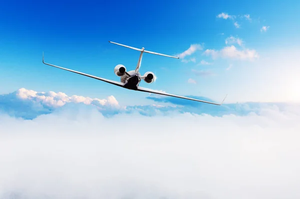 Az utasok privát repülőgép repül a felhők felett — Stock Fotó