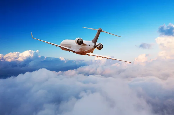 Pasajeros avión privado volando sobre las nubes — Foto de Stock