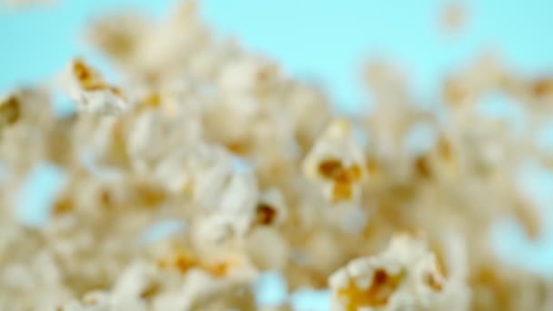 Super Slow Motion Van Vallende Popcorn Gekleurde Achtergrond Gefilmd High — Stockvideo