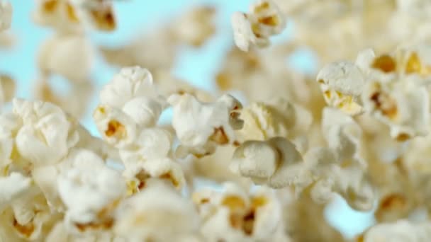 Super Slow Motion Van Vallende Popcorn Gekleurde Achtergrond Gefilmd High — Stockvideo