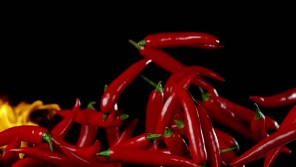 Super Lent Mouvement Des Piments Rouges Volants Dans Feu Filmé — Video