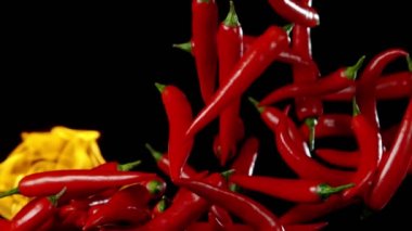 Ateşte kırmızı acı biber uçan Süper yavaş hareket. Yüksek hızlı sinema kamera, 1000 fps filme