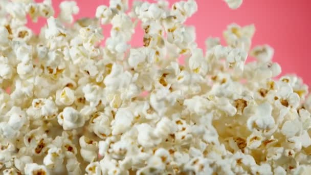 Super Powolny Ruch Spada Popcorn Kolorowym Tle Nakręcony Wysokiej Prędkości — Wideo stockowe
