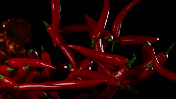 Super Lent Mouvement Des Piments Rouges Volants Dans Feu Filmé — Video