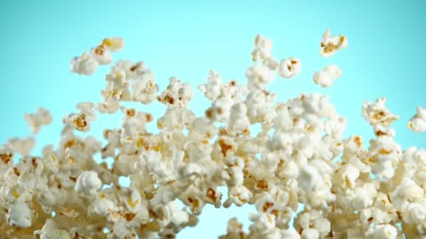 Super Slow Motion Popcorn Cadenti Sfondo Colorato Girato Cinepresa Alta — Video Stock