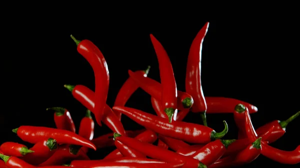 Fliegende rote Chilischoten — Stockfoto