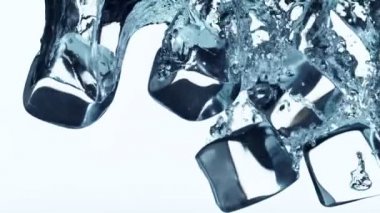 Suya düşen buz küpleri Süper yavaş hareket. Çok yüksek hızlı kamera, 1000 fps filme.