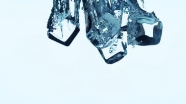 Suya düşen buz küpleri Süper yavaş hareket. Çok yüksek hızlı kamera, 1000 fps filme.