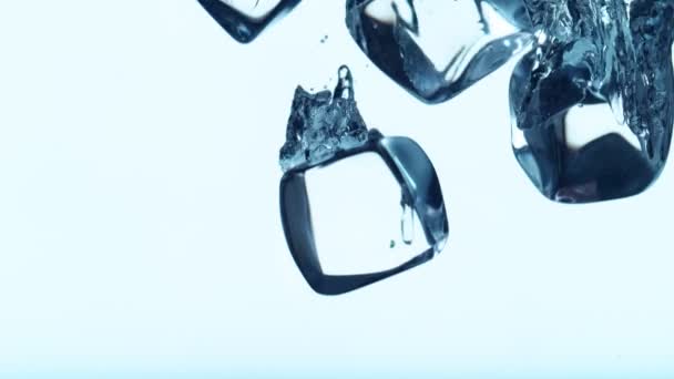 Super Zeitlupe Fallender Eiswürfel Ins Wasser Gefilmt Mit Sehr Hoher — Stockvideo
