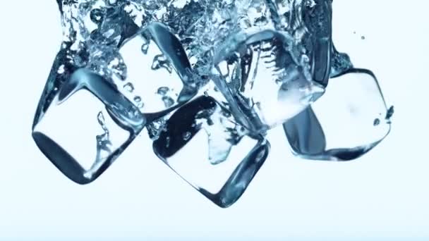 Супер Повільний Рух Падаючих Кубиків Льоду Воду Знімається Високошвидкісній Камері — стокове відео