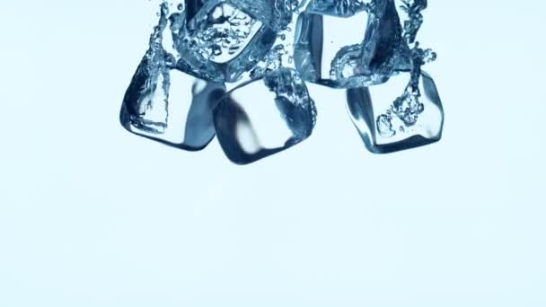 Супер Повільний Рух Падаючих Кубиків Льоду Воду Знімається Високошвидкісній Камері — стокове відео