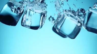 Suya düşen buz küpleri Süper yavaş hareket. Çok yüksek hızlı kamera, 1000 fps filme.