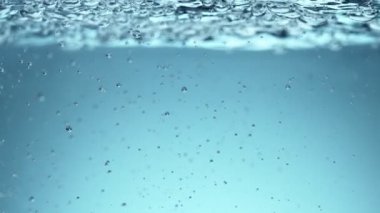 Ayrıntılı olarak köpüren su Süper yavaş hareket. Çok yüksek hızlı kamera, 1000 fps filme.