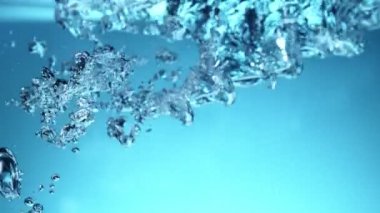 Ayrıntılı olarak köpüren su Süper yavaş hareket. Çok yüksek hızlı kamera, 1000 fps filme.
