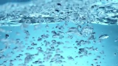 Ayrıntılı olarak köpüren su Süper yavaş hareket. Çok yüksek hızlı kamera, 1000 fps filme.