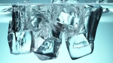 Suya düşen buz küpleri Süper yavaş hareket. Çok yüksek hızlı kamera, 1000 fps filme.