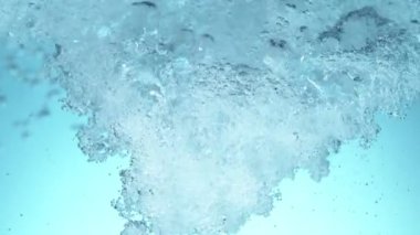 Ayrıntılı olarak köpüren su Süper yavaş hareket. Çok yüksek hızlı kamera, 1000 fps filme.