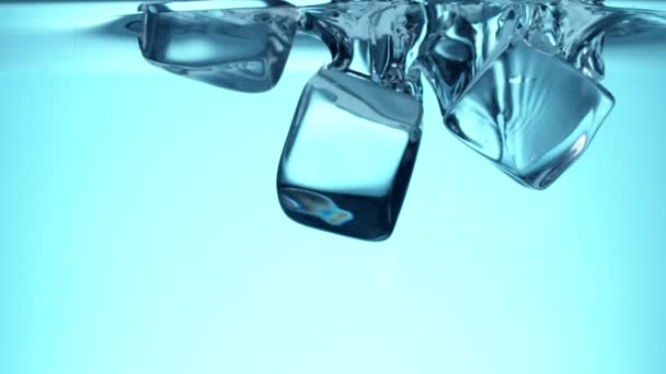 水に氷の立方体を落下のスーパースローモーション 非常に高速カメラで撮影 1000 Fps — ストック動画