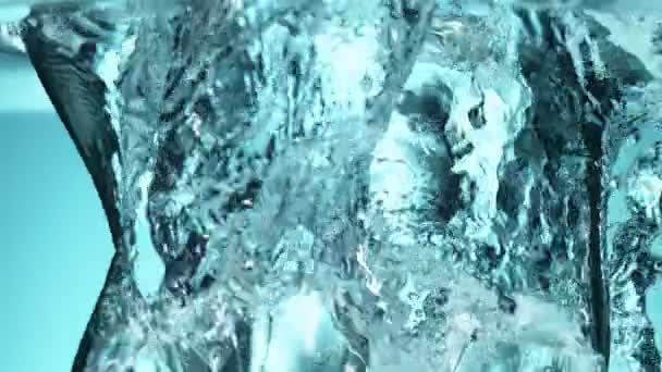 Super Slow Motion Van Vallende Ijsblokjes Het Water Gefilmd Zeer — Stockvideo