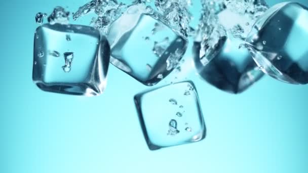 Super Slow Motion Cadere Cubetti Ghiaccio Acqua Girato Telecamera Altissima — Video Stock