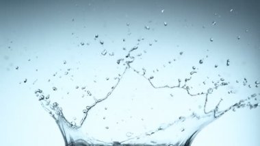 Su taç şekli sıçramasüper yavaş hareket. Yüksek hızlı sinema kamera Phantom Veo 4k, 1000fps filme.