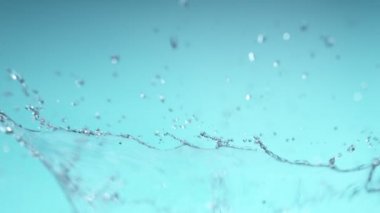 Su taç şekli sıçramasüper yavaş hareket. Yüksek hızlı sinema kamera Phantom Veo 4k, 1000fps filme.